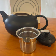 Load image into Gallery viewer, Le Creuset Classic Teapot wth Stainless Steel Infuser