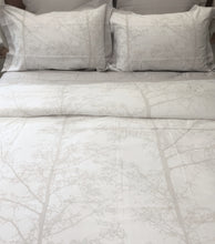Load image into Gallery viewer, Magnificent Quilt Set in Silver Snow/White Silhouette